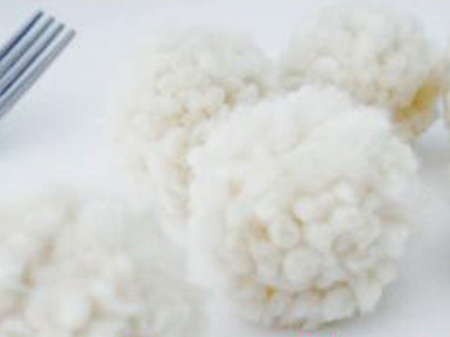 How to make quick pompoms from fork and yarn