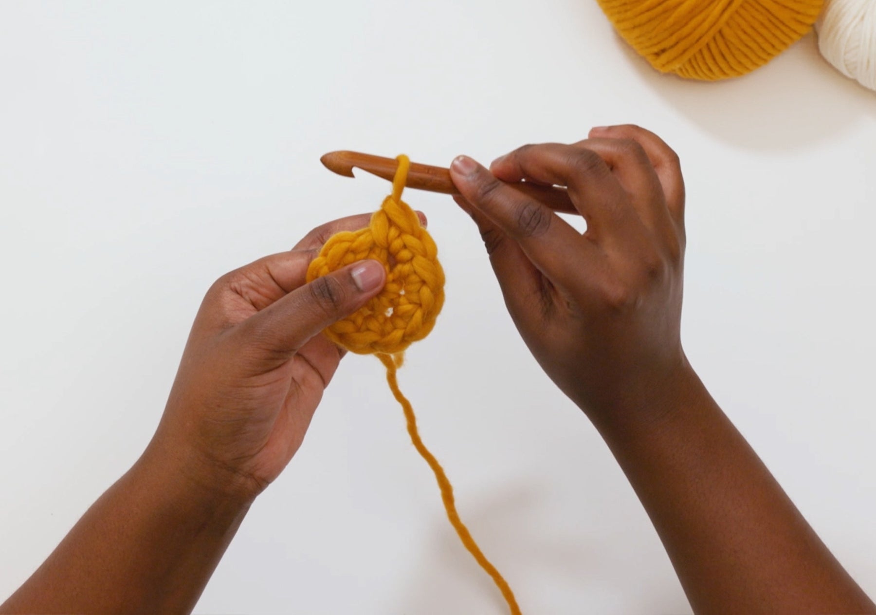 4 Ways to Hold Your Yarn When Crocheting - Crochet Tutorial