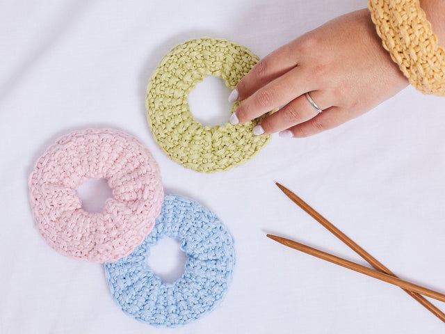 Free knitting pattern: Jute stitch scrunchie
