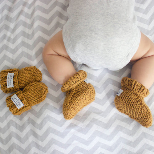 Sophie la girafe: Mini Mittens & Booties Knitting Kit Set